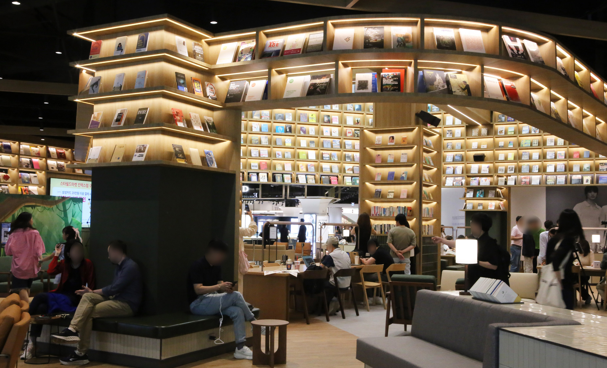 Emart’s Kintex branch reopened on June 26, unveiling a major rebranding under the “Starfield Market” name. Pictured is the store’s signature themed zone, “Book Ground,” a curated space designed to blend retail with literary culture. [YONHAP]