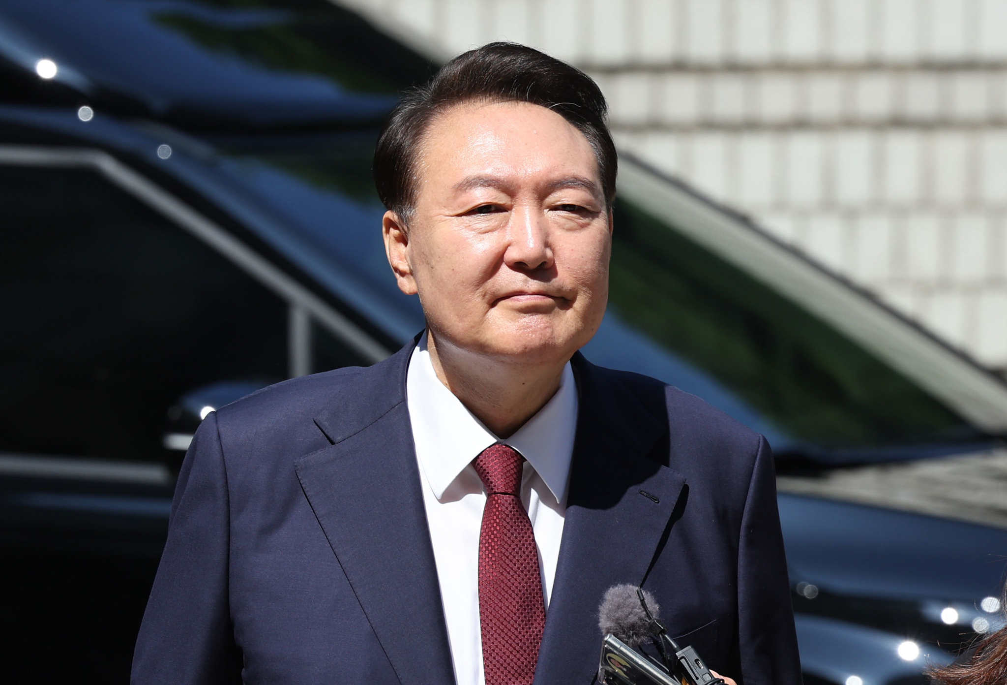 Former President Yoon Suk Yeol arrives at the Seoul Central District Court in Seocho District, southern Seoul, on June 23 to attend the eighth hearing in his trial on charges of leading an insurrection. [JOINT PRESS CORPS]
