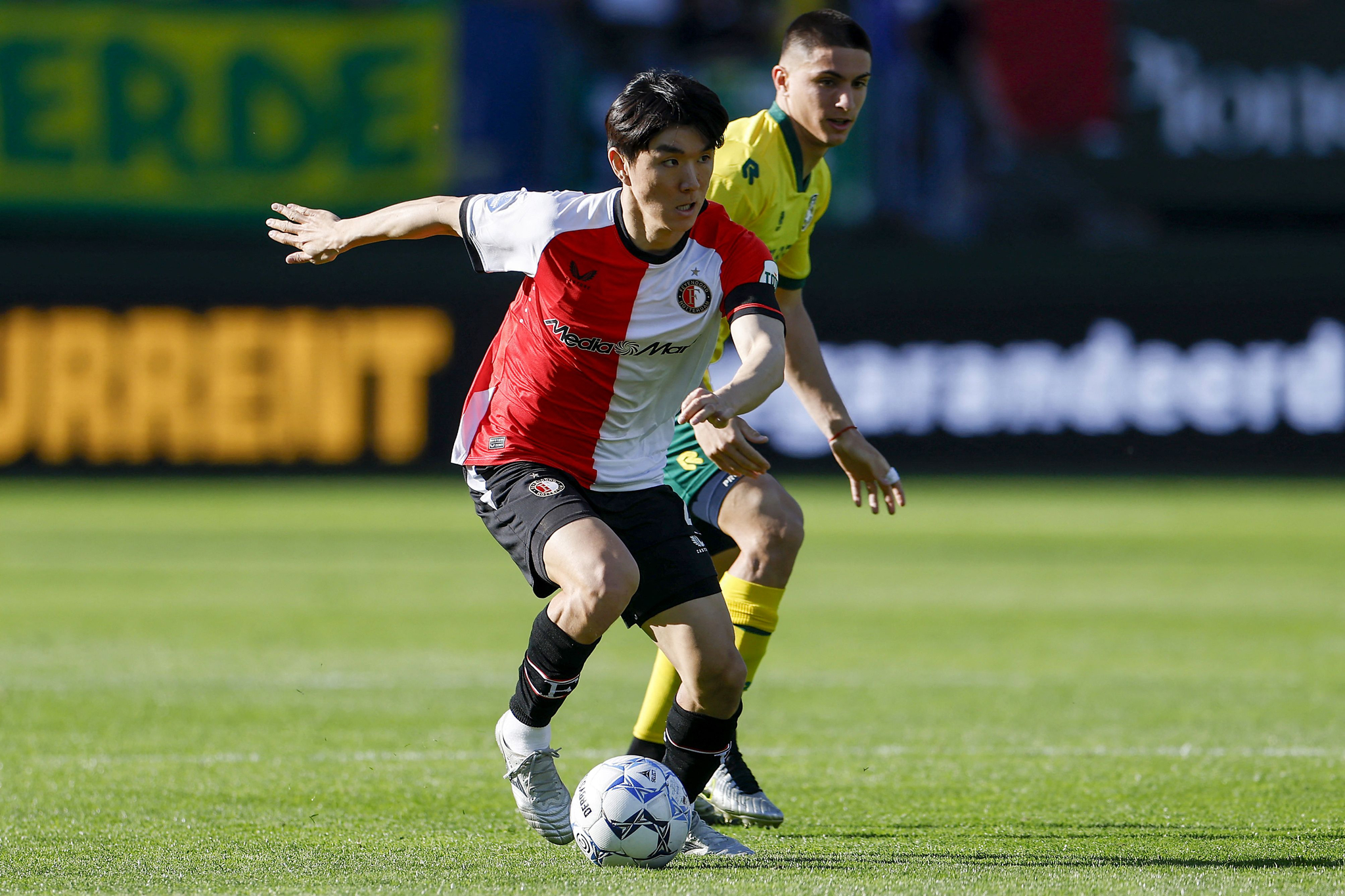 Feyenoord's Heang In-beom drives the ball during an Eredivisie match against Fortuna Sittard at the Fortuna Sittard Stadion in Sittard on April 12.  [AFP/YONHAP]