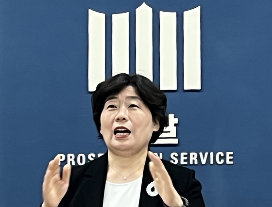 Park Ji-young, deputy special counsel investigating former President Yoon Suk Yeol for his alleged role in the Dec. 3 martial law plot and other charges, speaks during a press briefing at the Seoul High Prosecutors’ Office in Seocho District, southern Seoul, on June 24. [NEWS1]