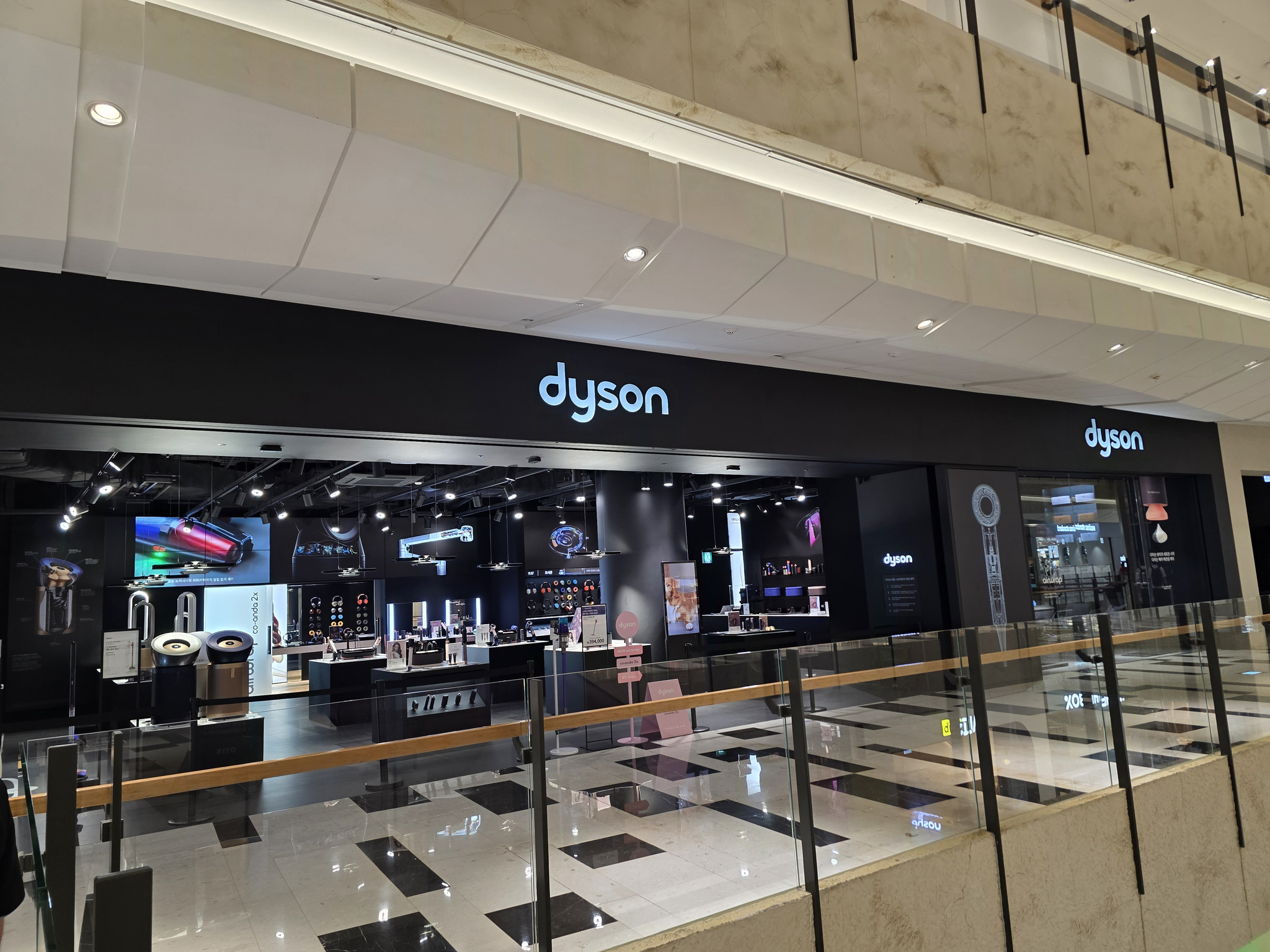 Dyson opened its first Korean store in IFC Mall in Yeouido in 2021. [JIN EUN-SOO]