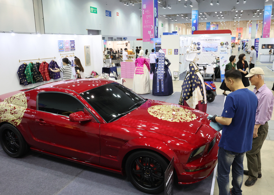  Visitors take in a wide range of creative works at the seventh annual Busan Design Festival, held on June 26 at Exhibition Hall 2 of BEXCO in Haeundae District, Busan. The festival runs through June 29, showcasing trends and talents across Korea’s design scene. [YONHAP]