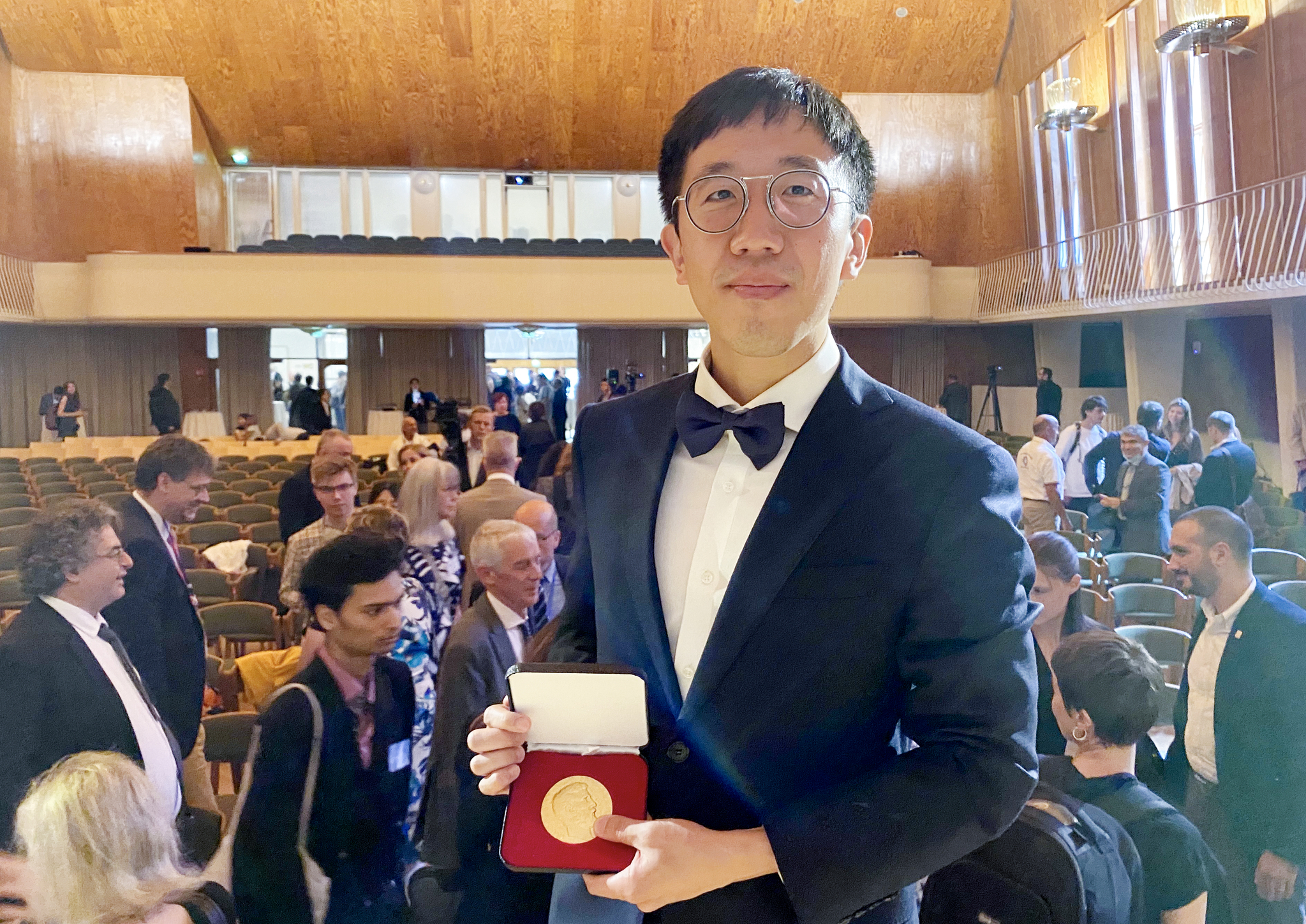 Professor Huh June, who teaches mathematics at both Princeton University in the United States and the Korea Institute for Advanced Study (KIAS), poses with his Fields Medal after receiving the award at the International Mathematical Union (IMU) ceremony held at Aalto University in Helsinki, Finland, on July 5, 2022. [YONHAP]