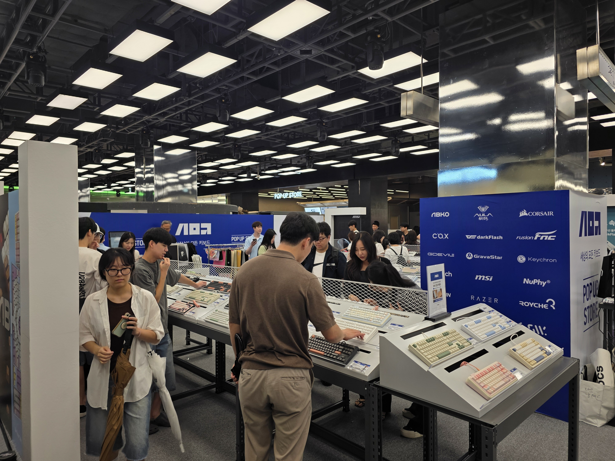 A pop-up for Semokey, a keyboard shop, located in The Hyundai Seoul in Yeouido, western Seoul, is packed with visitors during lunch hour on June 25. [JIN EUN-SOO]