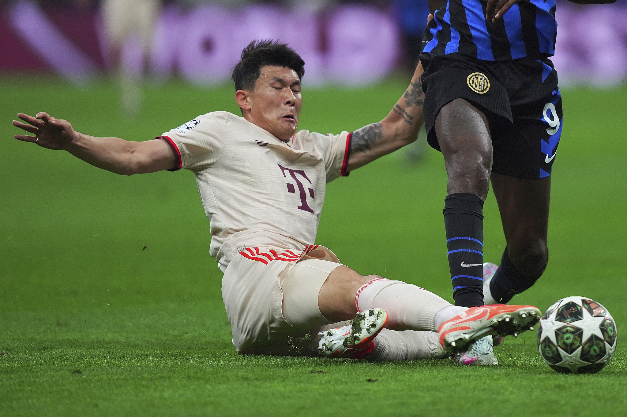 Bayern's Kim Min-jae in action during the Champions League quarterfinal against Inter Milan at San Siro Stadium in Milan, Italy, on April 16.  [AP/YONHAP]