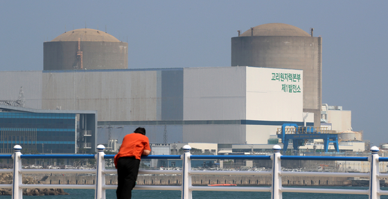 A citizen looks at the Kori-1 nuclear reactor, Korea's first commercial nuclear power plant, in Busan on June 26. [NEWS1]