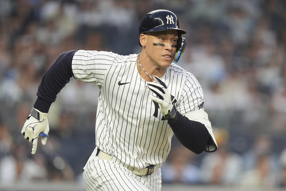 New York Yankees' Aaron Judge runs to second base for a double during the fourth inning of a baseball game against the Cleveland Guardians in New York on June 5. [AP/YONHAP] 