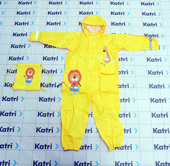 A raincoat exceeds the allowable length for back adjustment tabs. [SEOUL METROPOLITAN GOVERNMENT] 