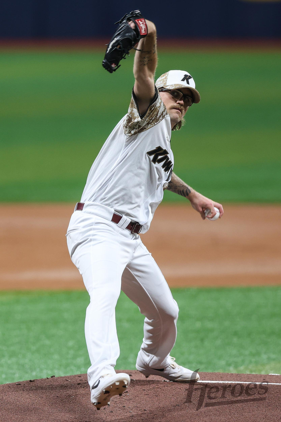 Kiwoom Heroes starter Lachlan Wells pitches against the Kia Tigers during a KBO regular-season game at Gocheok Sky Dome in Seoul on June 25. [YONHAP] 