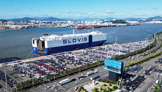 Automobiles for export are parked at a port in the southeastern port city of Ulsan on Jan. 14. [HYUNDAI MOTOR]
