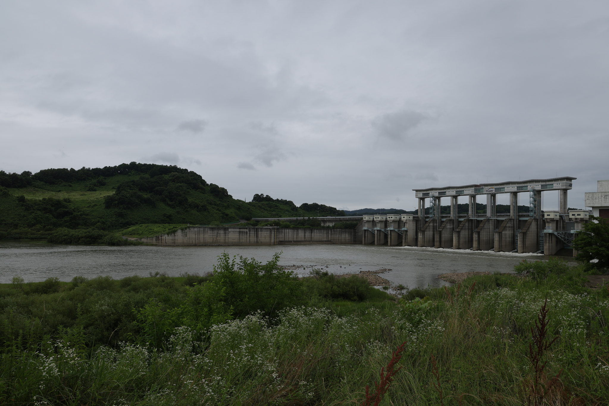 Water from the upper Imjin River is released from the Gunnam Flood Control Dam in Yeoncheon County, Gyeonggi, on June 25. [YONHAP]