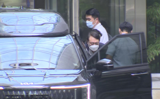 Former President Yoon Suk Yeol accompanies his wife, Kim Keon Hee, after she was discharged from Seoul Asan Medical Center on June 27. [YONHAP] 