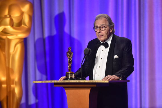 Argentinian composer Lalo Schifrin accepts an honorary Oscar at the 10th Annual Governors Awards gala hosted by the Academy of Motion Picture Arts and Sciences at the the Dolby Theater at Hollywood & Highland Center in Los Angeles on November 18, 2018. [AFP/YONHAP]