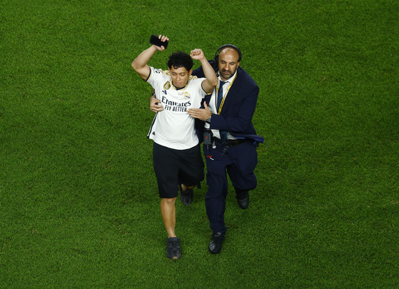 A pitch invader is apprehended by security at Lincoln Financial Field in Philadelphia, Pennsylvania on June 26. [REUTERS/YONHAP]