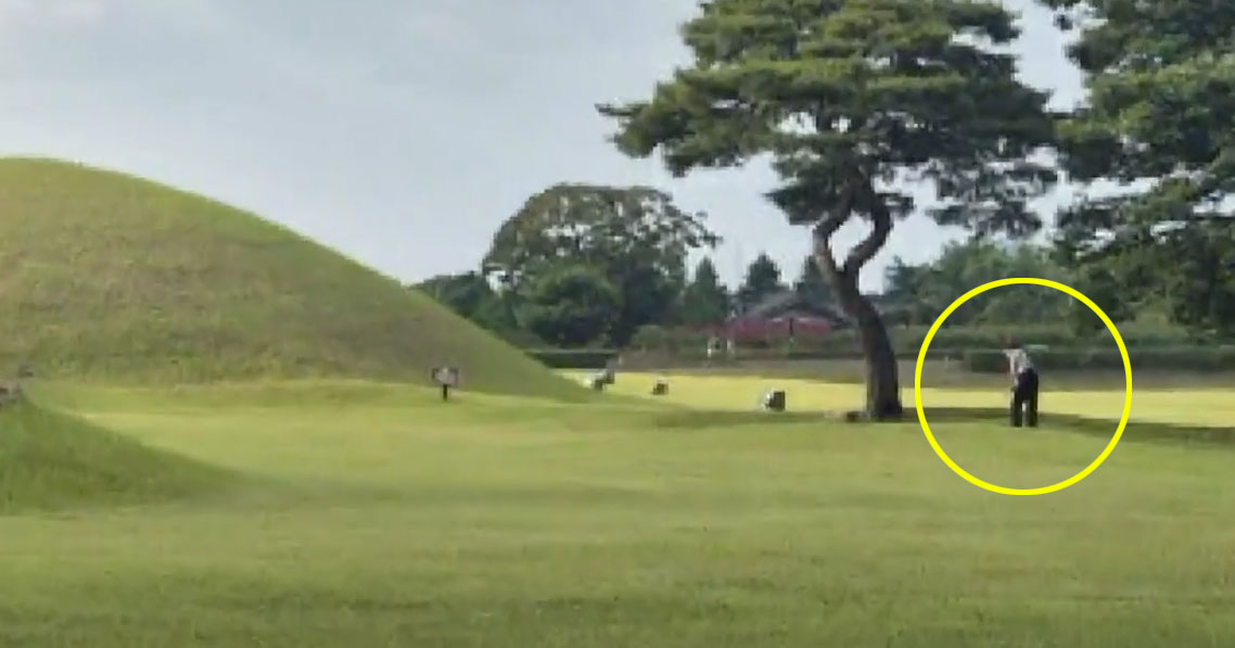 Still from the video showing a man appearing to practice golf near the tomb of King Naemul in Gyeongju. [SCREEN CAPTURE]