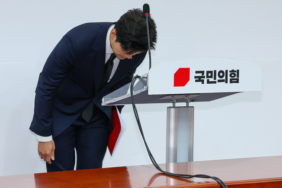 People Power Party interim leader Rep. Kim Yong-tae bows before a press conference at the National Assembly in Yeouido, western Seoul on June 29. [NEWS1]