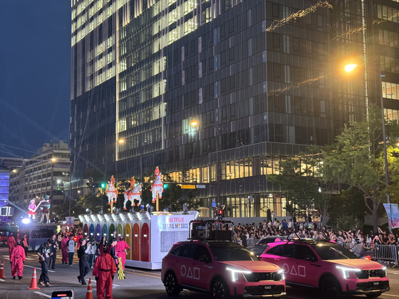 A parade to celebrate the grand finale of Netflix's global hit series ″Squid Game″ (2021-) was held in central Seoul on June 28. The image features a float representing the mingle game in the show. [KIM JI-YE]