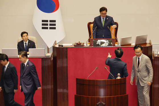 People Power Party floor leader Rep. Song Eon-seog protests to National Assembly Speaker Woo Won-shik during a National Assembly session on June 27. [YONHAP] 