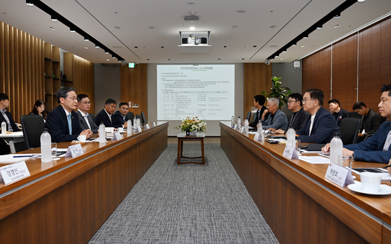 The Korea AeroSpace Administration (KASA) and LG Group convened a meeting at LG Science Park in Magok-dong, western Seoul, on June 27 to discuss strategies for expanding the private-led aerospace industry. [KOREA AEROSPACE ADMINISTRATION]