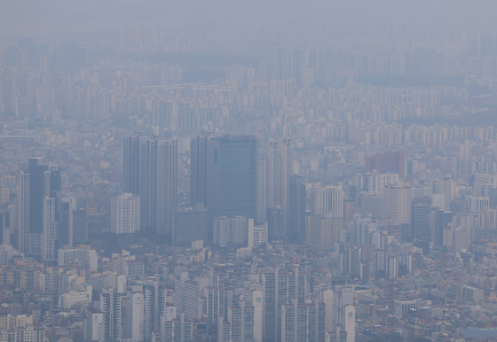 Gangdong District, eastern Seoul, is shrouded in fine dust on March 12. [YONHAP]