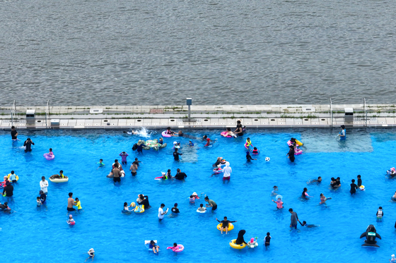 On June 29, as temperatures in Seoul soared to 30 degrees Celsius (86 degrees Fahrenheit) under sweltering midday heat, people are enjoying the water at the Nanji Hangang Park swimming area in Mapo District, western Seoul. [YONHAP]