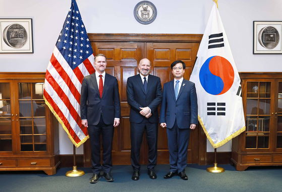 Trade minister Yeo Han-koo, right, poses with U.S. Trade Representative Jamieson Greer, left, and Commerce Secretary Howard Lutnick, center, in Washington on June 23. [YONHAP]