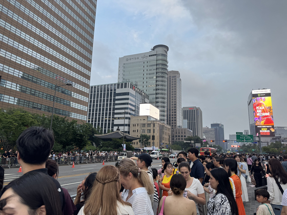 Thousands of people are lined up along Sejongdae-ro, stretching from Gwanghwamun to Seoul Plaza in central Seoul, on June 28 to see the parade celebrating the grand finale of Netflix's global hit series ″Squid Game″ (2021-). [KIM JI-YE]