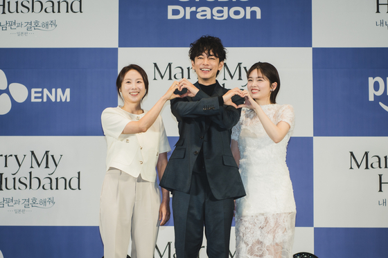 Producer Sohn Ja-young, left, and actors Koshiba Fuka and Sato Takeru pose for photos during a press conference held on June 26 for the Japanese remake of ″Marry My Husband″ drama series. [CJ ENM]