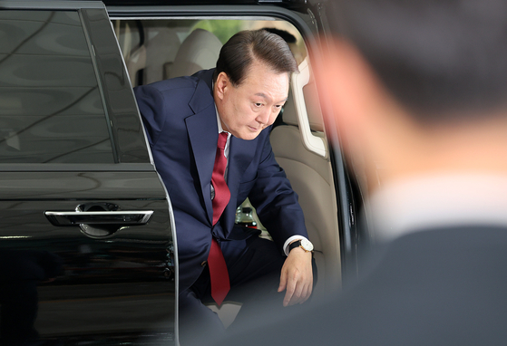Former President Yoon Suk Yeol arrives at the Seoul High Prosecutors’ Office in Seocho District on June 28, 2025, for questioning. [YONHAP]