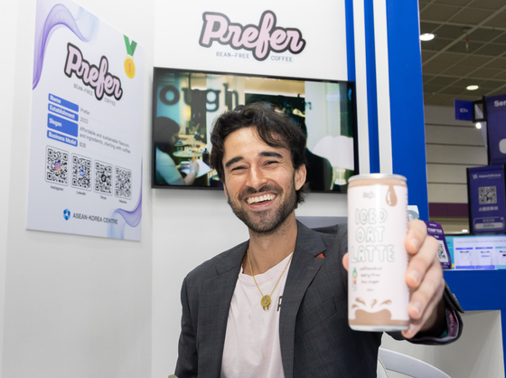 Prefer CEO Jake Berber holds the company’s first ready-to-drink iced oat latte, recently launched in Singapore, during an interview with the Korea JoongAng Daily in Seoul on Friday. [ASEAN-KOREA CENTRE]