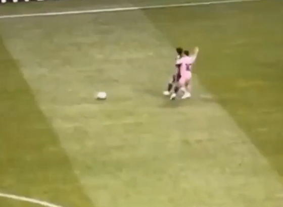 Lionel Messi appears to swing his arm toward Vitinha’s head while contesting possession during a match at Mercedes-Benz Stadium, Atlanta on June 29. [SCREEN CAPTURE]