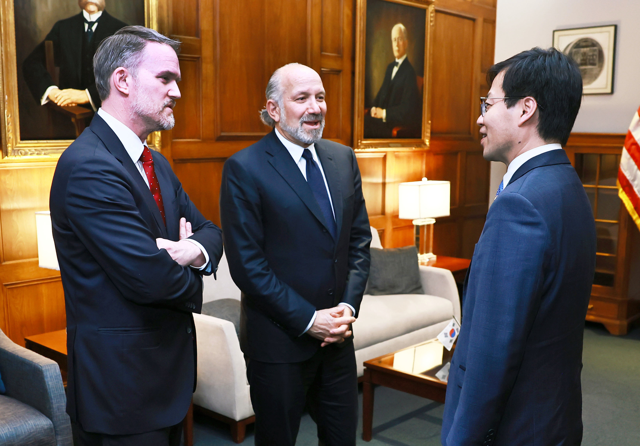 Yeo Han-koo, right, Korea's new trade minister, talks with U.S. Trade Representative Jamieson Greer, left, and U.S. Commerce Secretary Howard Lutnick during their meeting in Washington on June 23, in this photo released by the Ministry of Trade, Industry and Energy. [YONHAP]