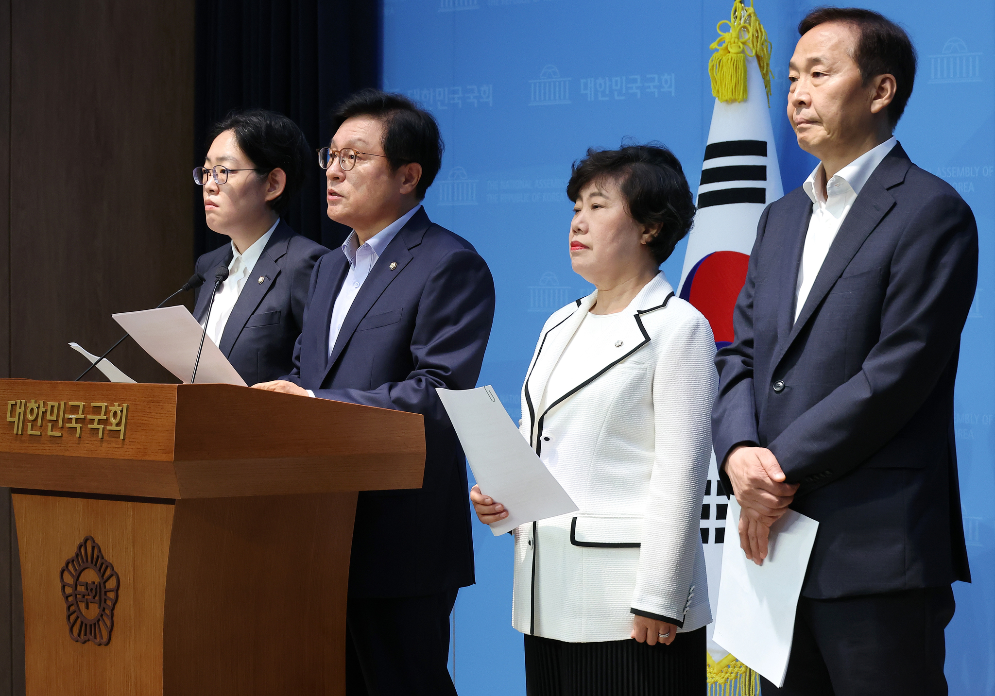 People Power Party lawmakers Cho Ji-yeon (from left), Park Hyung-soo, Cho Bae-sook and Kim Ki-woong of the National Assembly’s Special Committee on Budget and Accounts hold a press conference at the National Assembly in Yeouido, Seoul, on June 29 to condemn the Democratic Party’s unilateral handling of the committee. [YONHAP]
