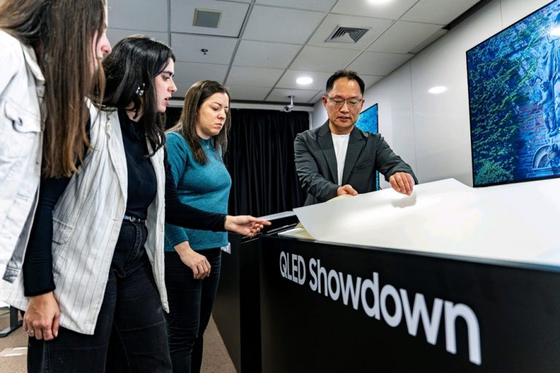 Attendees examine QLED Showdown at the Latin America Visual Display Seminar held in Sao Paulo, Brazil. [SAMSUNG ELECTRONICS]