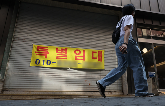 A special lease notice is posted on a storefront in Myeong-dong, Jung District, central Seoul, on May 25. [YONHAP] 