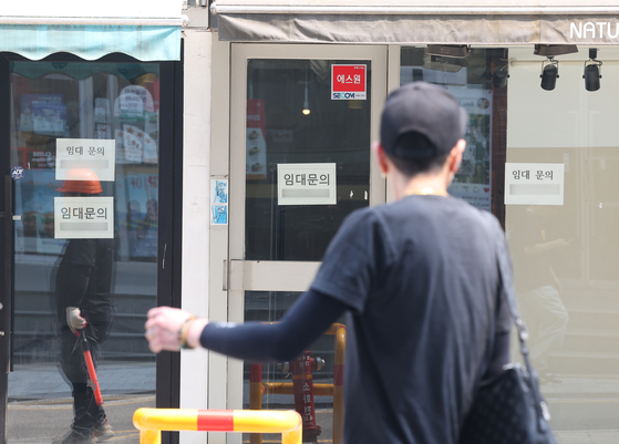 Notices for leases are seen at a building in Seodaemun District, western Seoul, on May 28. [YONHAP] 