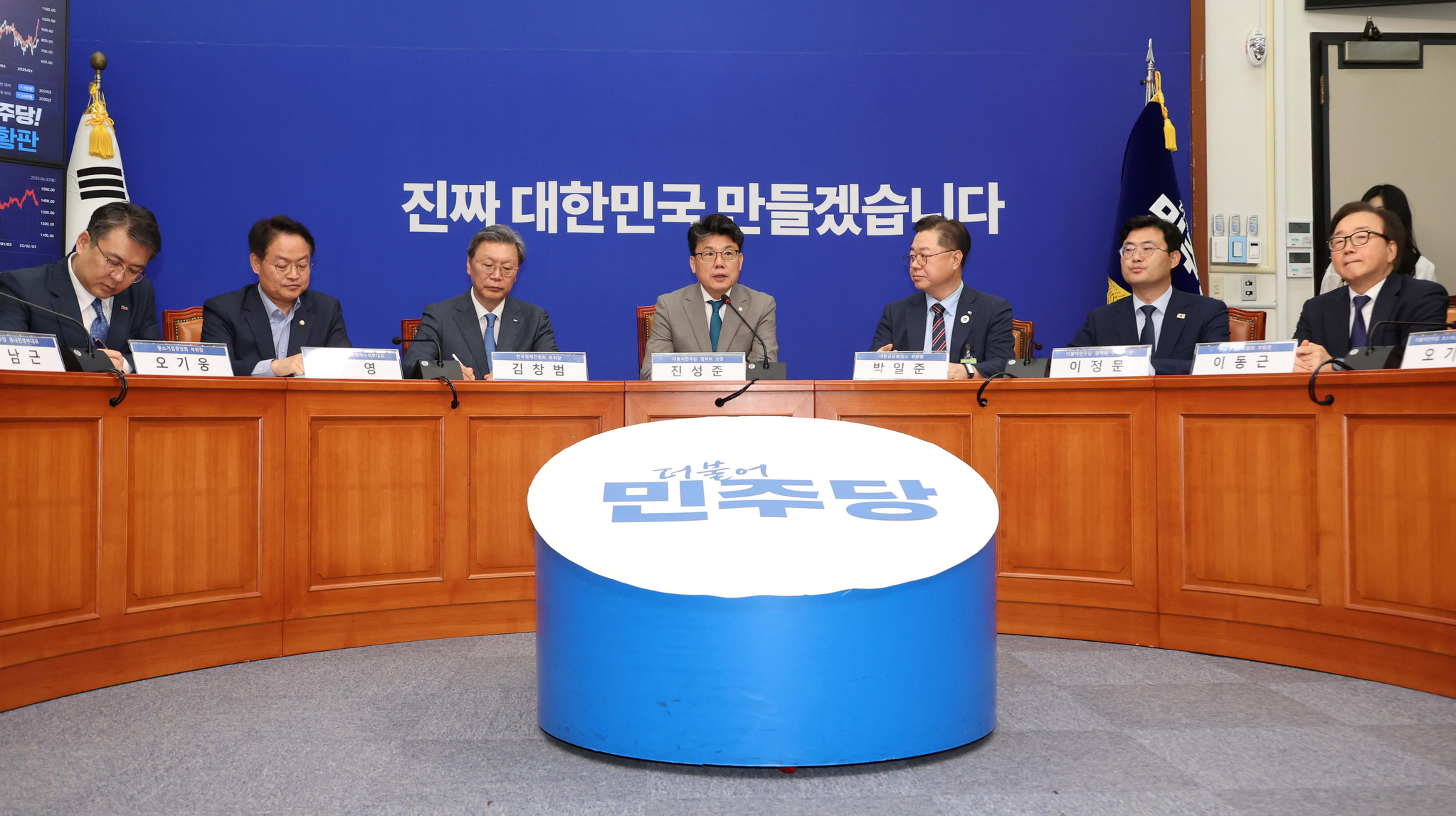Democratic Party policy chief Jin Sung-joon, center, speaks during a meeting with vice chairs of Korea’s six major business lobbies at the National Assembly in Yeouido, western Seoul, on June 30 to hear their views on the party’s push to amend the commercial code. [YONHAP]
