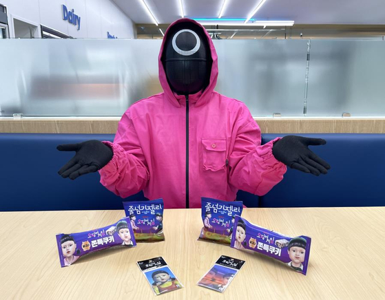 GS25, the convenience store chain operated by GS Retail, announced on June 30 that it will launch a new collaborative marketing campaign with Netflix for the third season of Squid Game, following previous partnerships for Seasons 1 and 2. The retailer will unveil exclusive co-branded products at a dedicated exhibition space inside a Netflix-hosted pop-up in Seoul’s Gwanghwamun Plaza, running through July 6. [YONHAP]