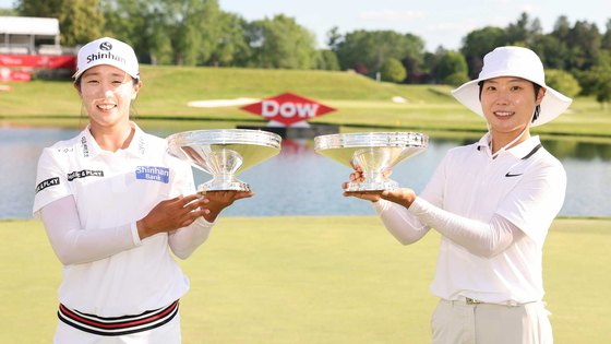 Im Jin-hee, left, and Lee So-mi lift the LPGA Tour’s Dow Championship trophy together on Sunday. [LPGA] 