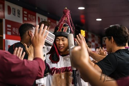 Hanwha Eagles players celebrate their 5-2 win over the SSG Landers in a Korea Baseball Organization regular-season game at Incheon SSG Landers Field in Incheon, west of Seoul, on June 28. [YONHAP] 