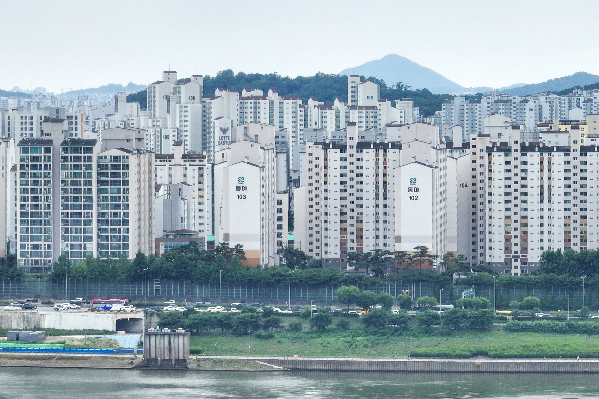 Apartments in Seoul on June 29. [YONHAP]