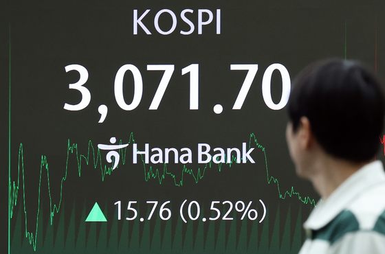A screen in Hana Bank's trading room in central Seoul shows the Kospi closing at 3,071.70 points on June 30, up 15.76 points, or 0.52 percent, from the previous trading session. [NEWS1]