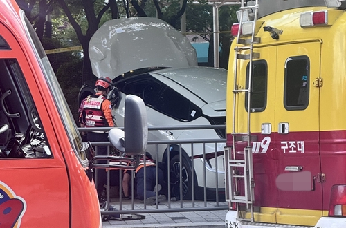 A man in his 40s died after an electric SUV veered onto a sidewalk in Mapo District, western Seoul on July 1. [YONHAP]
