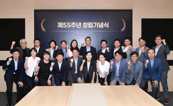 Samsung SDI CEO Choi Joo-sun, top left, poses for a commemorative photo with senior executives and award recipients, including SDI Prize winners, during the company’s 55th anniversary ceremony at its headquarters in Giheung District, Yongin, Gyeonggi, on July 1.[SAMSUNG SDI]
