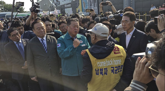 Paju Mayor Kim Kyung-il talks with the Families of Abductees to North Korea on Oct. 31, 2024, as the organization tries to fly anit-North Korea leaflets across the border in Paju, Gyeonggi. [JOONGANG ILBO]