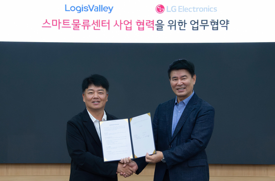Jeong Dae-hwa, executive vice president and head of the Production Engineering Research Institute at LG Electronics, right, and Lim Young-bin, chair of LogisValley, pose for a photo at a memorandum of understanding signing ceremony at LG Digital Park in Pyeongtaek, Gyeonggi, in this photo provided on July 1. [LG ELECTRONICS] 