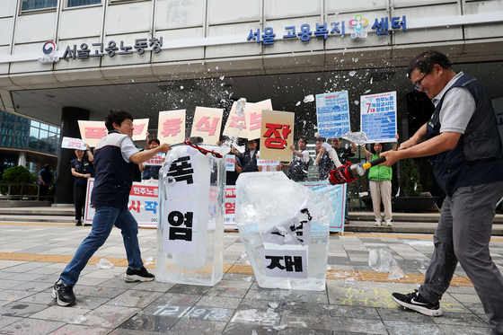 On July 1, participants at a press conference held outside the Seoul Regional Employment and Labor Office in Jung District staged a symbolic demonstration by smashing blocks of ice, calling for the protection of workers’ rights to rest during extreme heat. The event marked the launch of the Korean Confederation of Trade Unions’ Heatwave Monitoring Task Force and the unveiling of its action plan. [YONHAP]