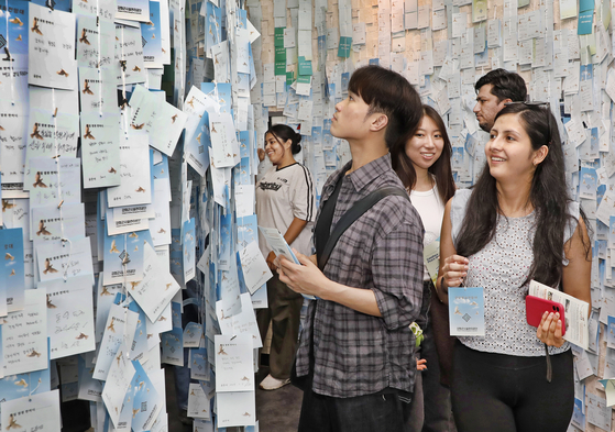 Students read messages hung up at the Room to Wish for Unification at the Ganghwa Peace Observatory on June 27. [PARK SANG-MOON]