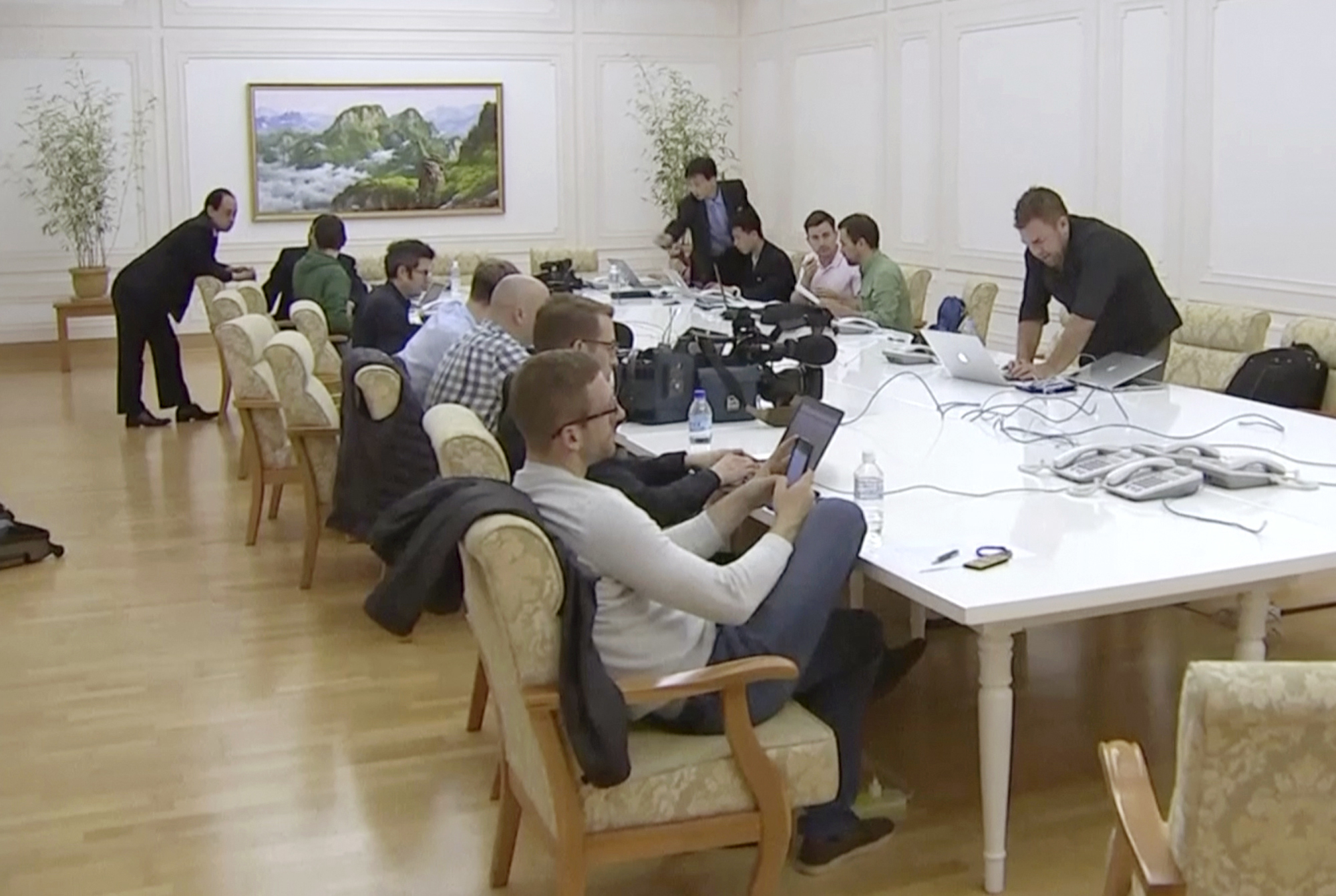 This image shows foreign journalists and North Korean internet connection staff at the Kalma Hotel in Wonsan, North Korea, on Tuesday, May 22, 2018. A small group of foreign journalists was in North Korea to cover the dismantling of the country's nuclear test site later this week, but without South Korean media initially also scheduled to participate. Pyongyang is allowing limited access to the site to publicize its promise to halt underground tests and launches of intercontinental ballistic missiles. It unilaterally announced the moratorium ahead of a summit between leader Kim Jong Un and U.S. President Donald Trump in Singapore on June 12. [AP/YONHAP]