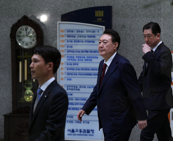Former President Yoon Suk Yeol leaves the Supreme Prosecutors' Office in southern Seoul after questioning on June 29. [JOINT PRESS CORPS]